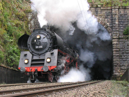 01 519 verl&auml;sst am Ostersonntag den Gro&szlig;en Triberger Kehrtunnel