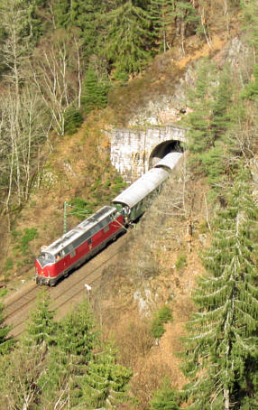221 135 verl&auml;sst am Ostermontag 2005 den Gummambs-Tunnel in Richtung Triberg