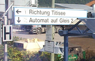 Achtung! Fahrkartenautomat im Gleis!