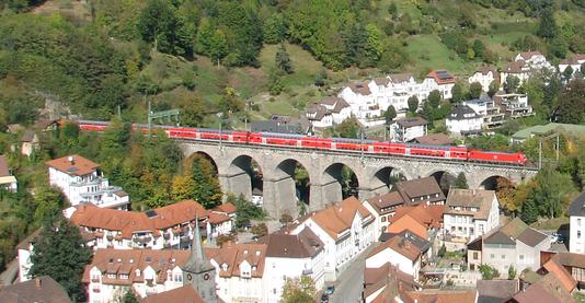 4711 als "sixpack" auf dem Hornberger Viadukt