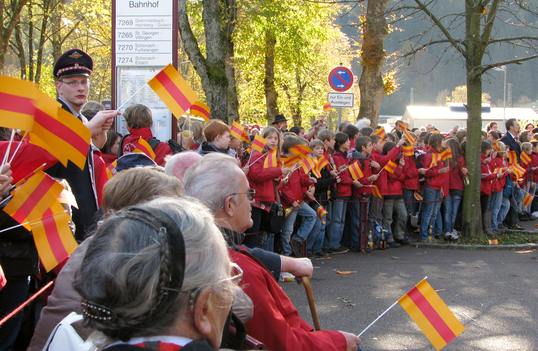 Schüler empfangen die Gäste des Sonderzugs