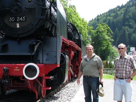 Attraktion auf dem Bahnhofsvorplatz Triberg: Dampflok 50 245, Eisenbahnfreunde aus Furtwangen