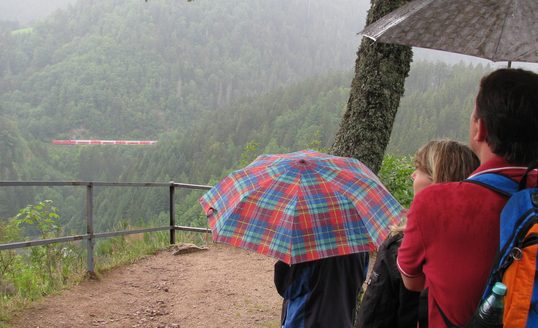 Feriengäste am Dreibahnenblick Schwarzwaldbahn