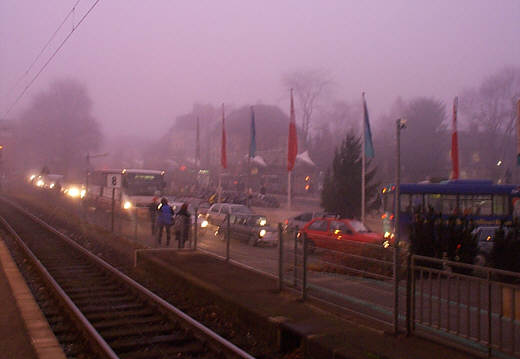 Blick vom Bahnsteig zum Busbahnhof, 01.12.2000
