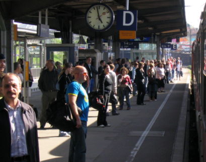 Feierabend! Berufspendler am Bahnsteig