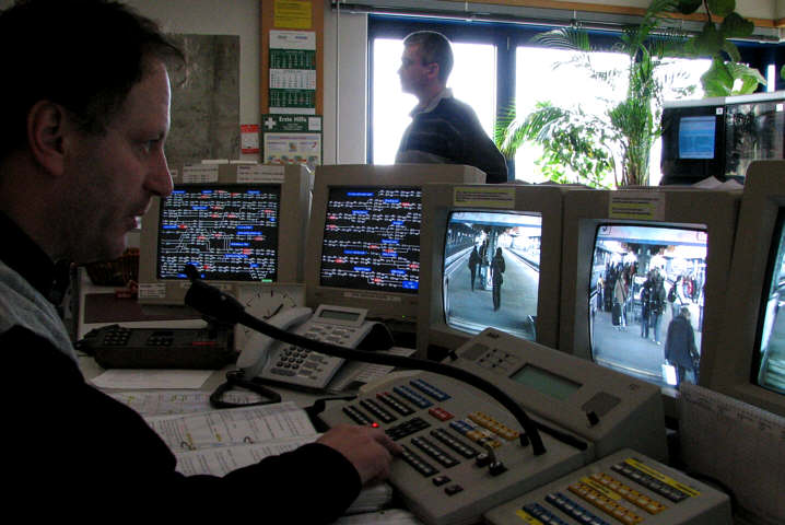 Ansager an seinem Platz im Stellwerk Offenburg - bis zum 22.01.2006 ...